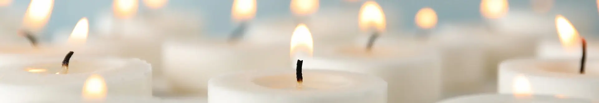 płomień odpalonej świecy