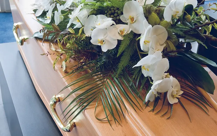 biała wiązanka pogrzebowa